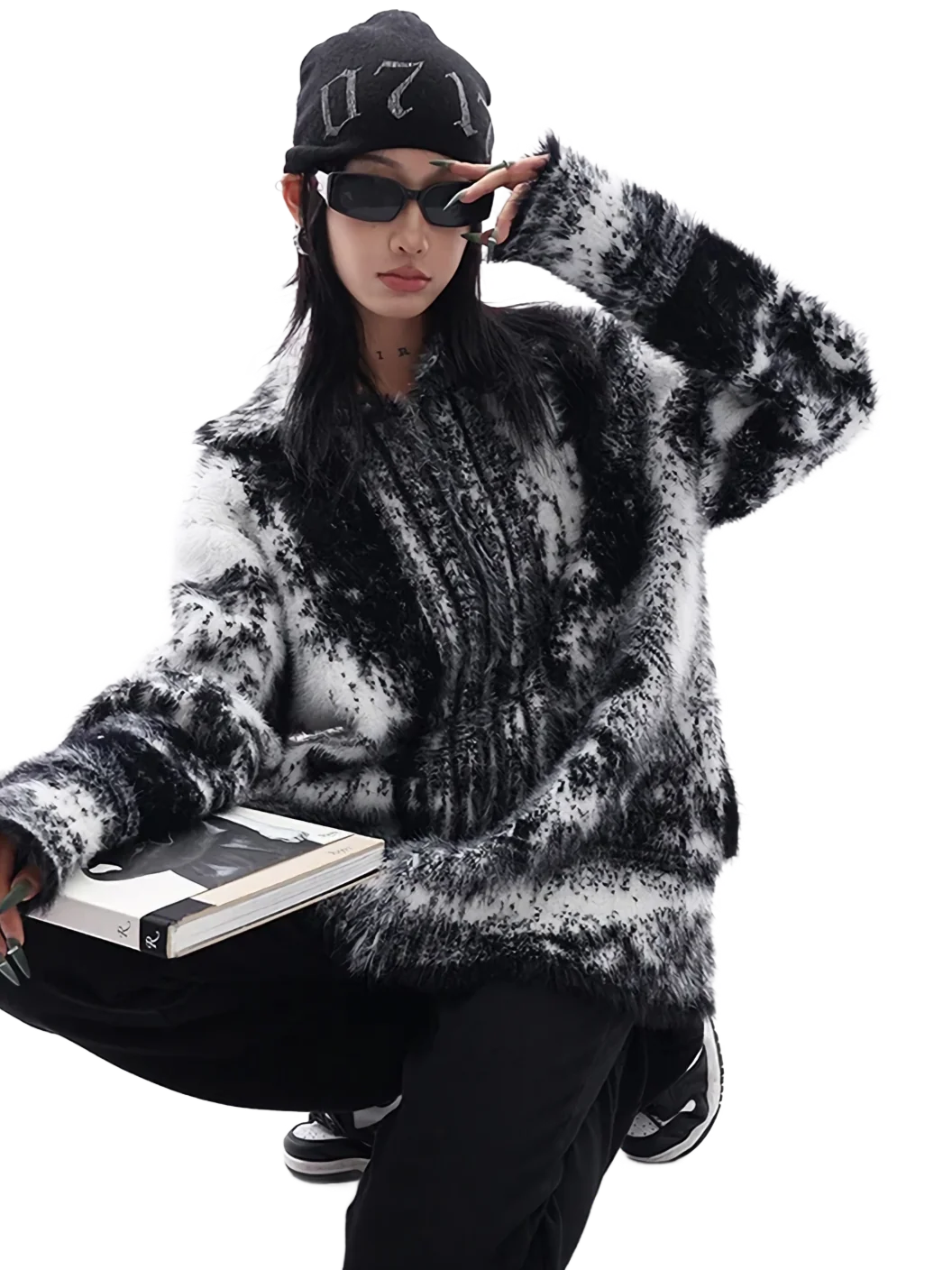 Abstract Monochrome Zip Up Knit Sweater - Image 3