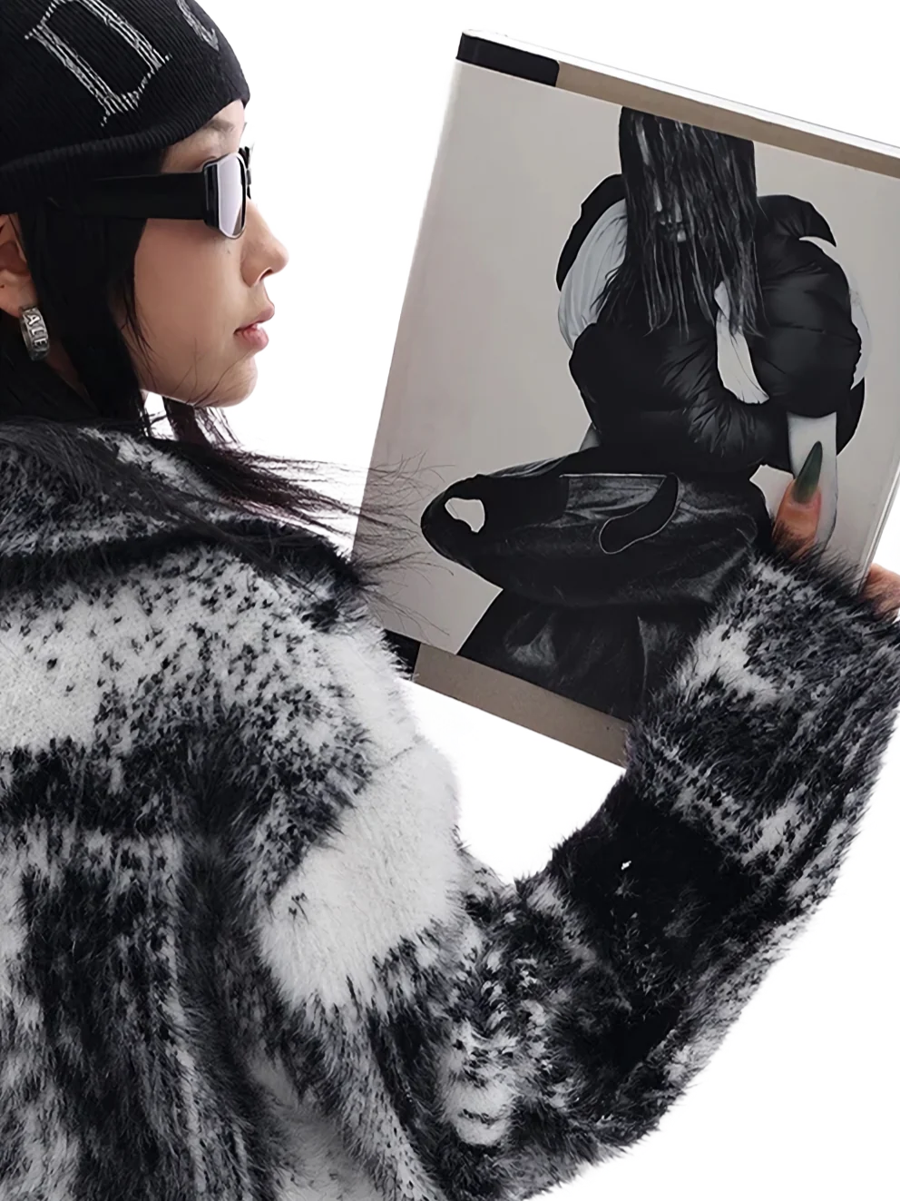 Abstract Monochrome Zip Up Knit Sweater - Image 4